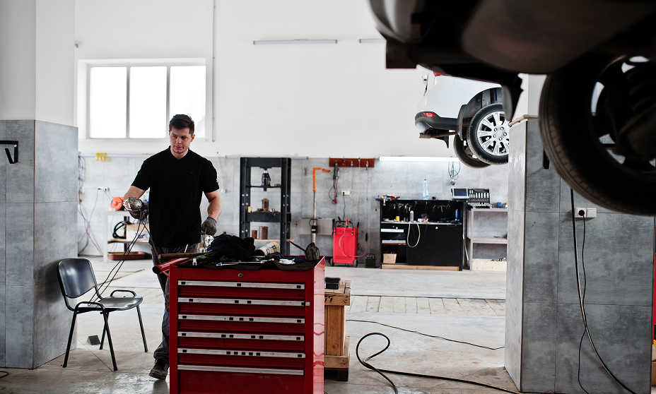 Mechaniker in Autozentrum Epple Werkstatt Rutesheim