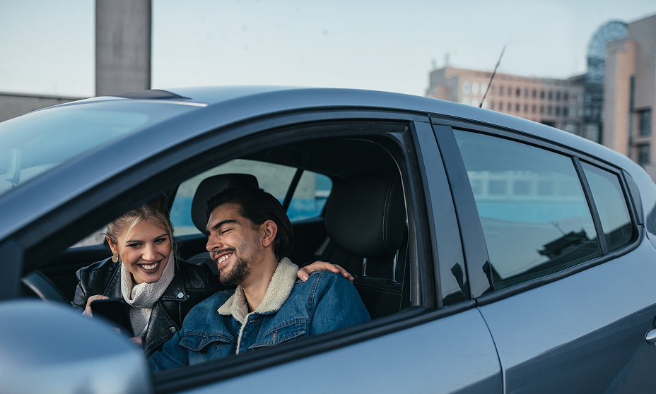 Junges Paar im Auto beim Fahren