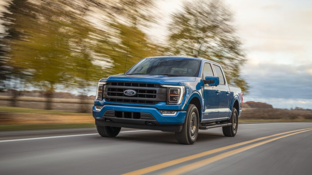 Blauer Ford F-150 Pickup auf Landstraße