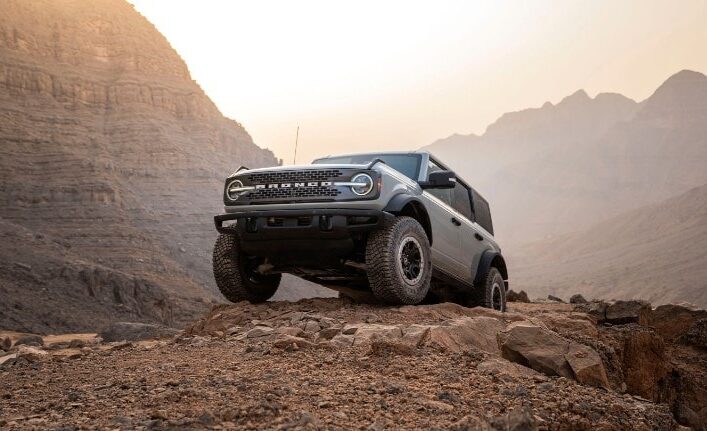 Ford Bronco Offroader in den Bergen