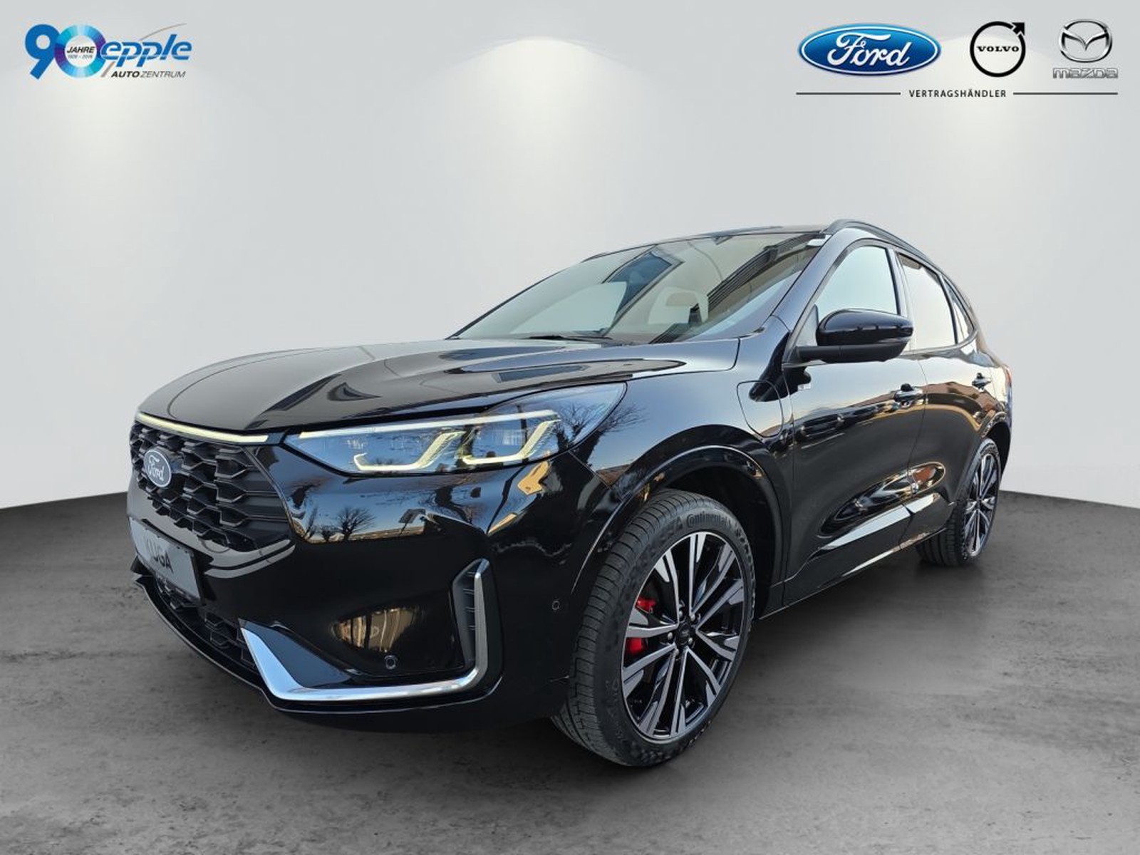 Ford Kuga 2.5 PHEV ST-LINE X Plug-In AHK/20 Zoll in Schwarz, Front- und Seitenansicht vor hellem Studiohintergrund