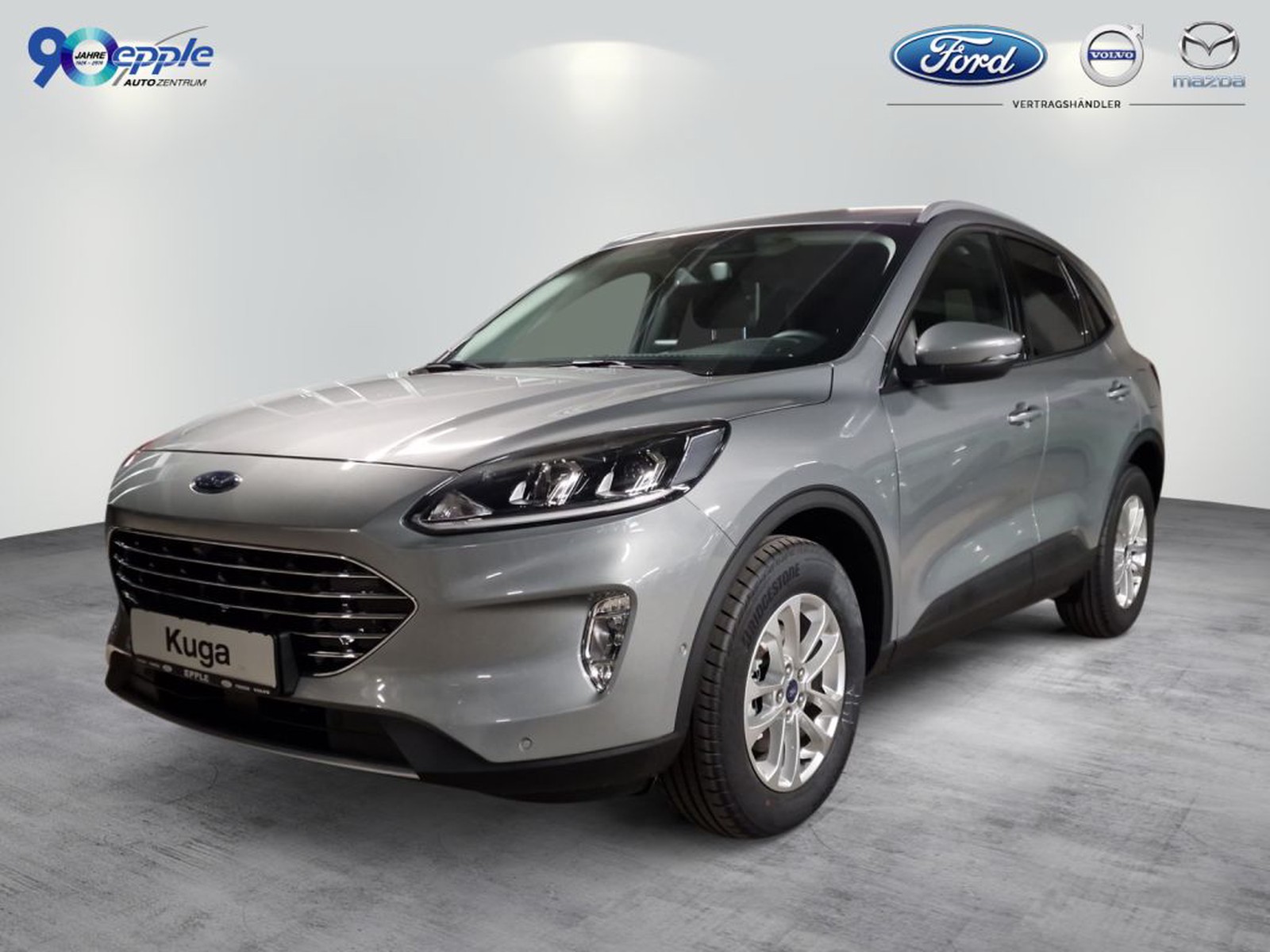 Ford Kuga TITANIUM in Silber, Front- und Seitenansicht vor hellem Studiohintergrund
