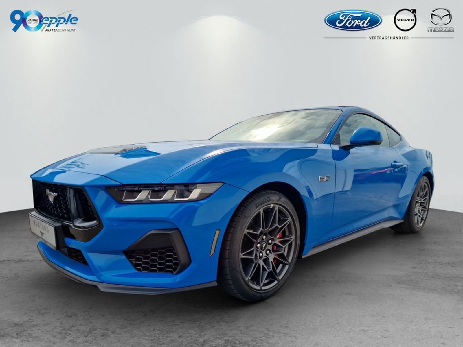 Ford Mustang Fastback in Blau, Front-/Seitenansicht im Studiohintergrund