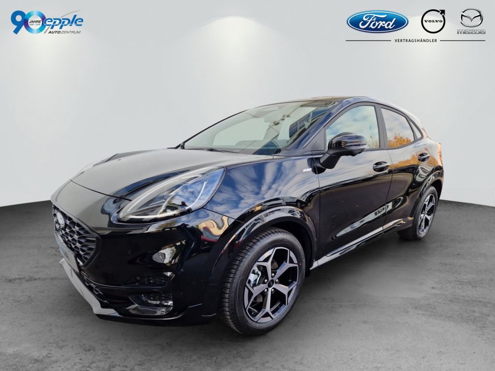 Ford Puma ST-LINE in Schwarz, Front- und Seitenansicht vor hellem Studiohintergrund