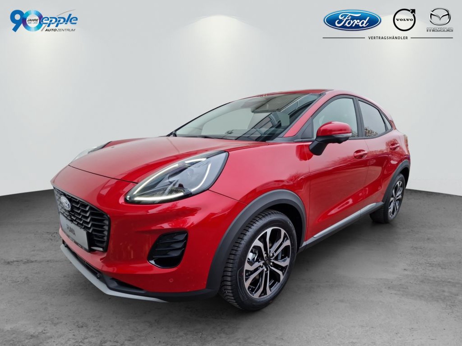 Ford Puma TITANIUM in Rot, Front- und Seitenansicht vor hellem Studiohintergrund