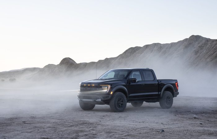 Schwarzer Ford F150 Raptor in einer staubigen Landschaft