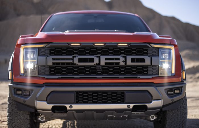 Frontaufnahme des Kühlergrills eines orangenen F150