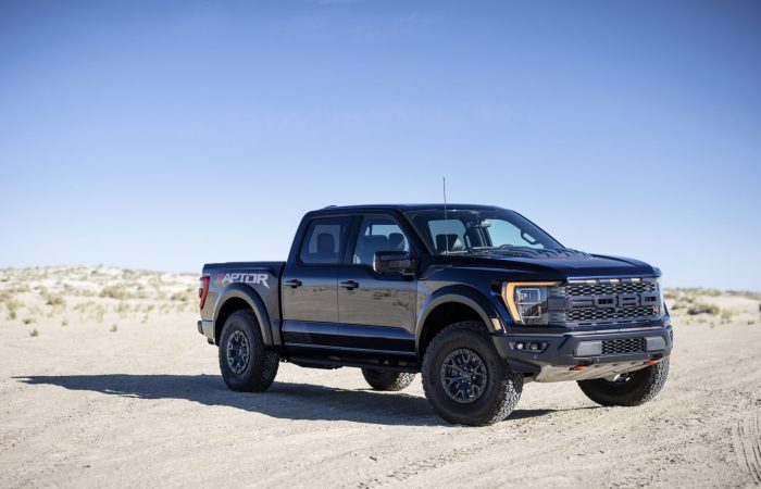 Ford F150 Raptor präsentiert sich in einer sandigen Umgebung