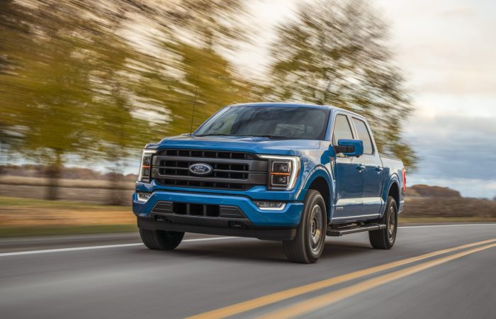 Blauer Ford F-150 Pickup auf Landstraße