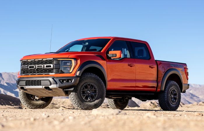 Orangener F-150 Raptor in einer Wüste