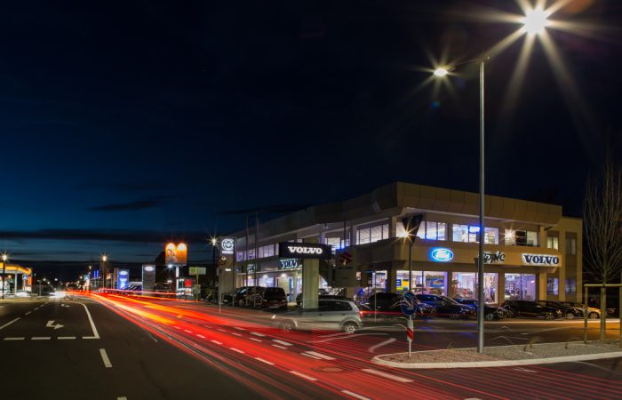 Außenansicht des Autozentrum Epple in Rutesheim bei Nacht