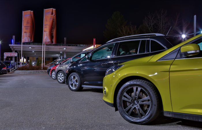 Beleuchtete Fahrzeugreihe auf dem Gebrauchtwagenplatz bei Nacht beim Autozentrum Epple in Rutesheim. Detailansicht der Felgen vorn rechts.