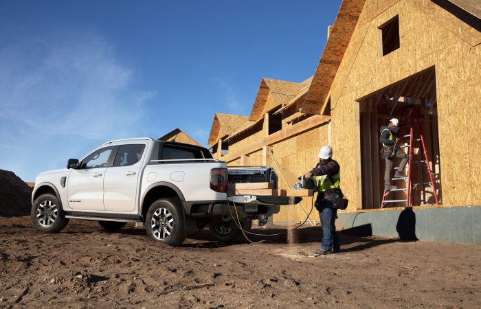 Ford Ranger auf Baustelle mit Handwerker beim Be- und Entladen – beim Autozentrum Epple in Rutesheim